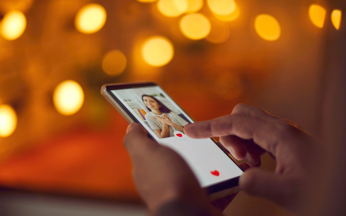 7 Do’s and Don’ts of Looking Someone Up Before a Blind Date